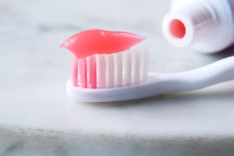 Toothbrush with toothpaste, highlighting baking soda vs toothpaste debate