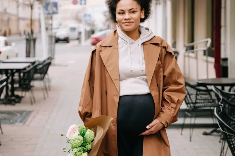 Pregnant woman prioritizing dental care during pregnancy.