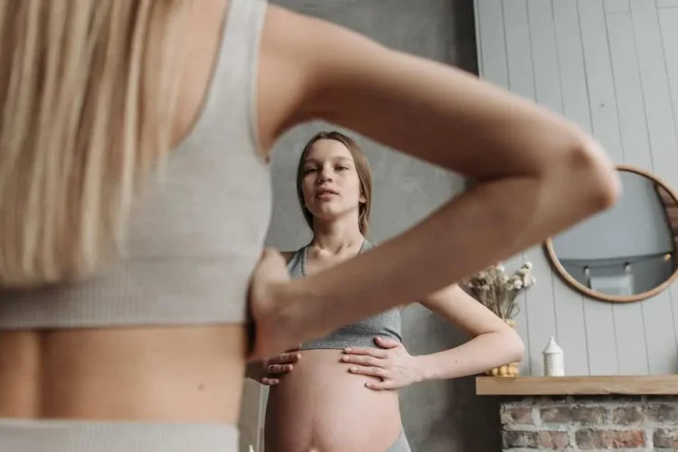 Pregnant woman practicing oral health care during pregnancy.