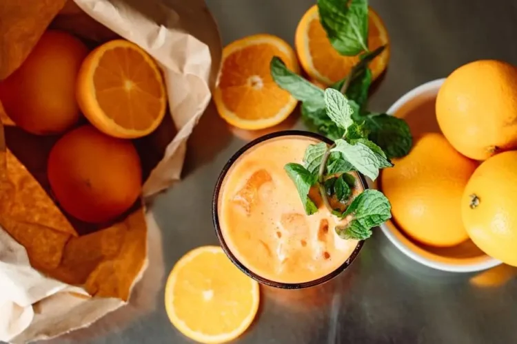 Orange juice and mint leaves with oranges; tips for fresh breath.