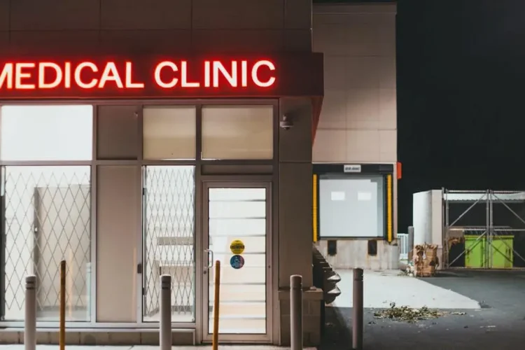 Neon-lit entrance of a dental clinic at night, emphasizing 24/7 dental emergency services.