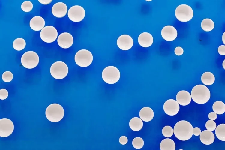 Vibrant blue background highlighting the best dental floss concept with minimalist white circles.