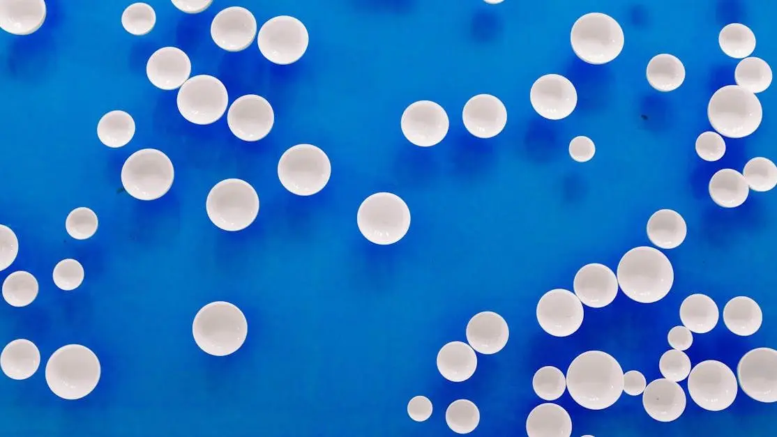 Vibrant blue background highlighting the best dental floss concept with minimalist white circles.