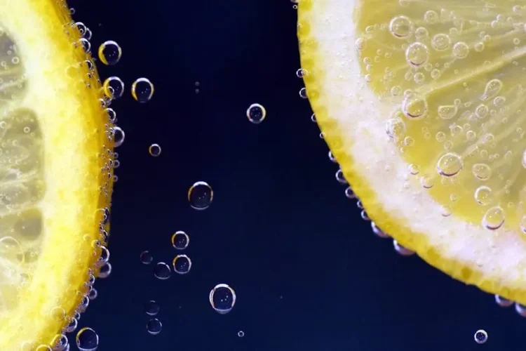 Lemon slices with bubbles illustrating hard seltzers' dental impact freshness.