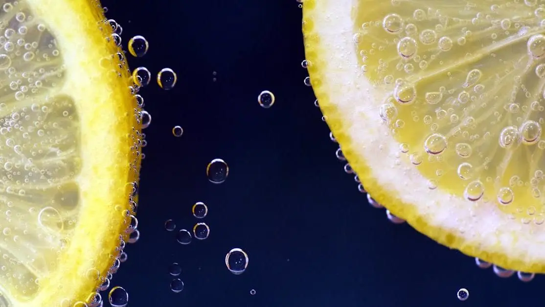 Lemon slices with bubbles illustrating hard seltzers' dental impact freshness.