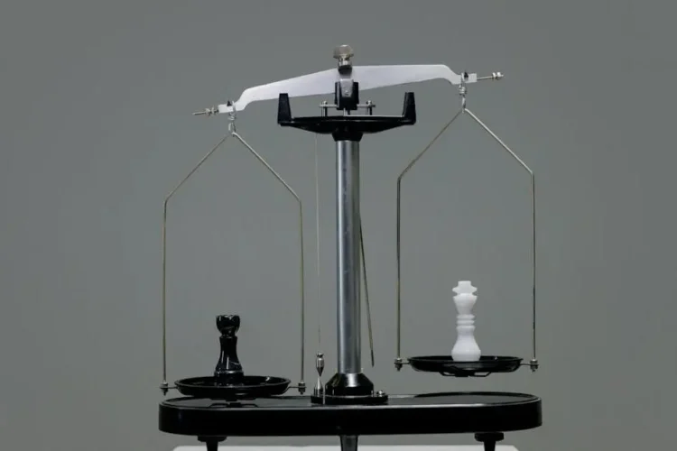 Root canal vs. tooth extraction concept illustrated by chess pieces on a scale symbolizing decision-making strategy.