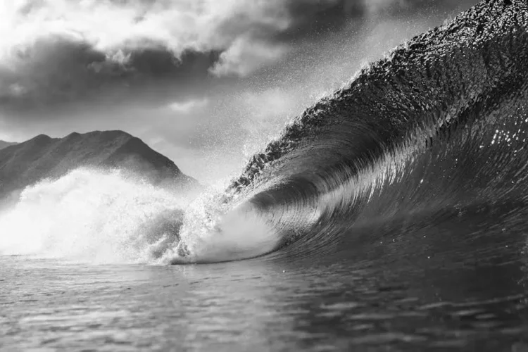 Foamy wave crashing into ocean, symbolizing trench mouth's impact on oral health.