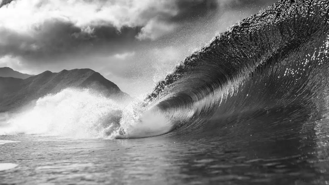 Foamy wave crashing into ocean, symbolizing trench mouth's impact on oral health.